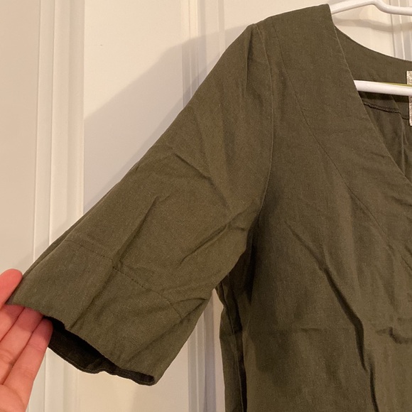 Harlow V-Neck Linen T-Shirt - Picture 2 of 6